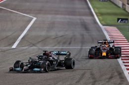 Lewis Hamilton (kiri) saat balapan dengan Max Verstappen di lintasan balap (Foto: Motorsportweek)