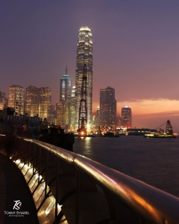 Foto 13: Menara IFC difoto dari Wan Chai Promenade. Sumber: koleksi pribadi