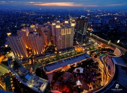 Foto 3: Panorama malam dari atas sebuah mall di Jakarta Barat. Sumber: koleksi pribadi