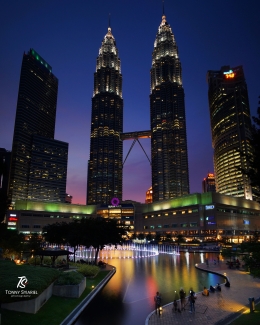 Foto 7: Menara Kembar Petronas difoto dari KLCC Park. Sumber: koleksi pribadi