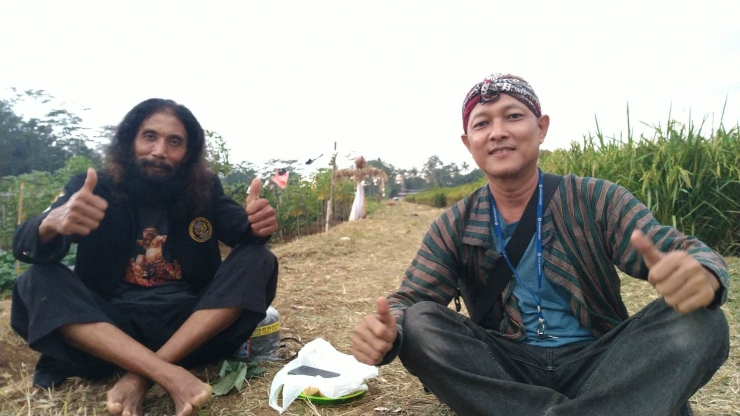 Penulis (kanan) dan Kang Titut petani warga Desa Pangebatan, Kec. Karanglewas, Kab. Banyumas, Jawa Tengah.| Dokpri