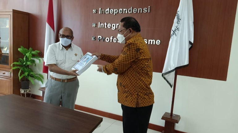 Bupati Matim Agas Andreas, SH,M.Hum Menyerahkan Laporan Keuangan Pemerintah Daerah ke BPK-RI Perwakilan NTT/ dokpri.