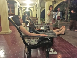 Kursi santai dengan penyangga kaki metode jaman kejayaan Hotel Maulana. Sumber : koleksi pribadi