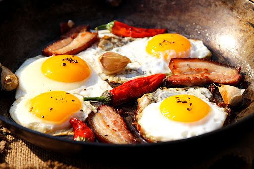 Mengolah telur dengan menggoreng dan mengkonsumsinya dengan bahan makanan lain yang mengandung lemak jenuh disarankan untuk dihindari. Photo: 1zoom.net