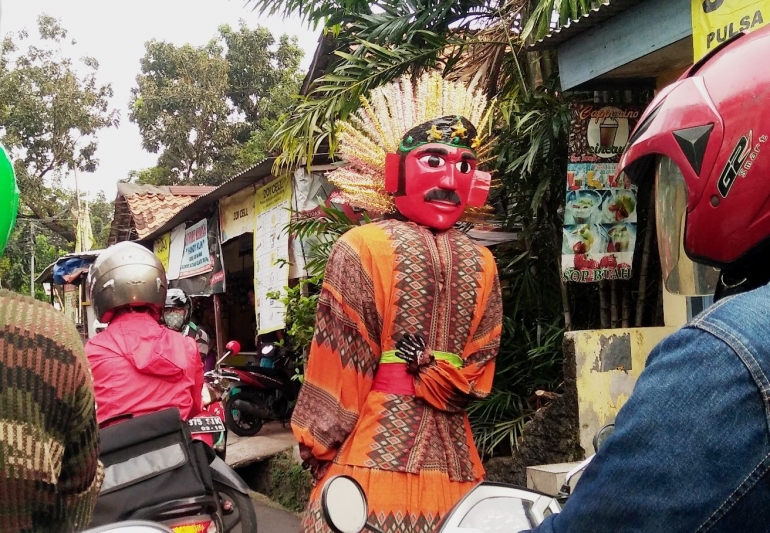 Ondel-ondel di tengah kemacetan Jakarta (foto: widikurniawan)