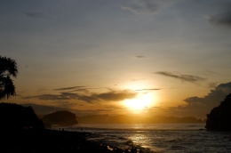 Pemandangan matahari terbit di Pantai Goa Cina (Dokpri)