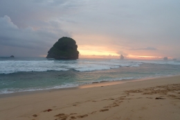 Senja yang mulai turun di ufuk barat Pantai Goa Cina (Dokpri)