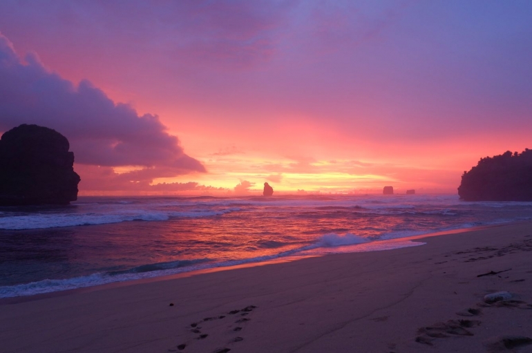 Matahari terbenam di Pantai Goa Cina (Dokpri)