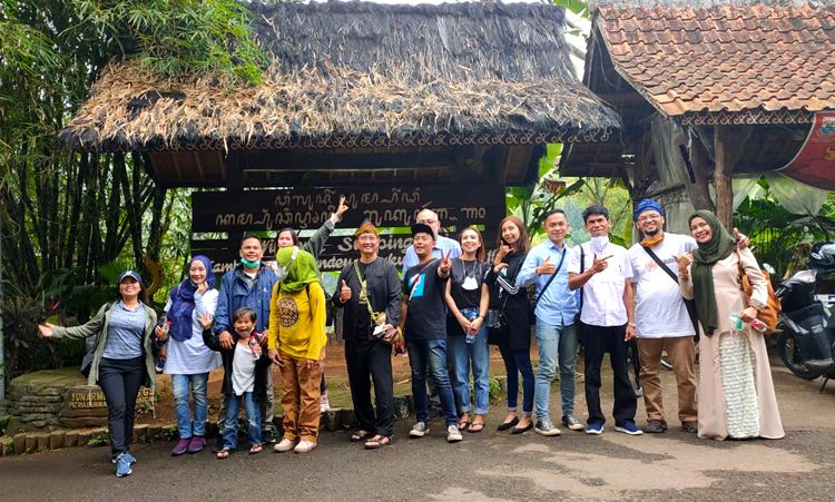 Kepala Dinas Budparpora Kota Cimahi, Budi Raharja, beserta rombongan saat berkunjung ke Kampung Adat Cireundeu (Sumber: J.Haryadi)