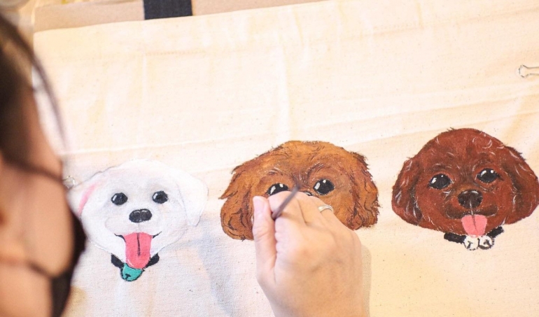 Belajar melukis anjing (foto: dokumentasi Della)
