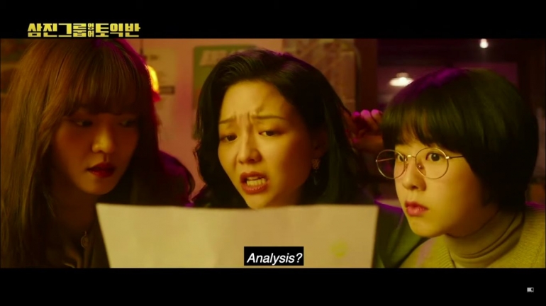 Jayoung, Yoona, dan Boram sedang membaca hasil tes lab. (sumber: Lotte Entertainment/tangkapan layar pribadi)