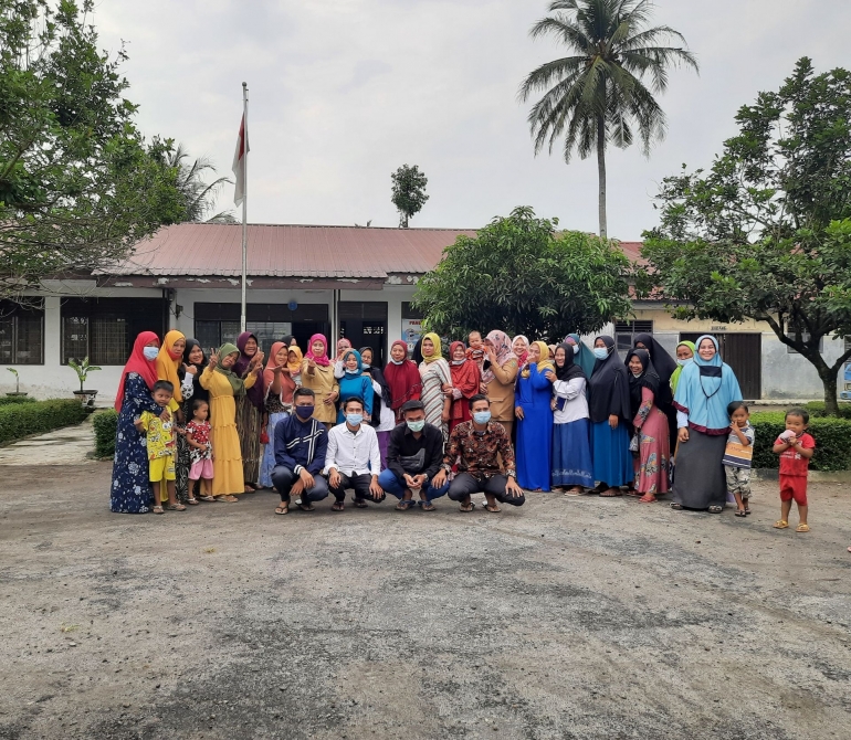 (Poto bersama ibu-ibu di UPT PS Binjai)