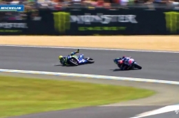 Rossi terjatuh saat bersaing dengan Vinales. Gambar: Dok. MotoGP via Motorplus-online.com