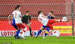 Aksi pemain Polandia ketika menjebol gawang Andorra. (via Getty Images)
