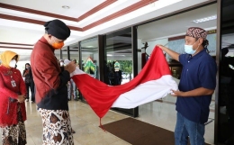 Gubernur Jawa Tengah, Ganjar Pranowo mendapat kado bendera merah putih dari seorang mantan narapidana terorisme. Dok ayosemarang.com