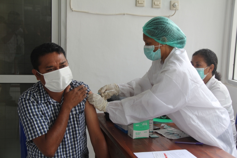 foto.dok.pribadi/Rm. Ekonom Keuskupan Atambu, Rm. Celsus Nesi, Pr, menerima vaksinasi covid-19 di Puskesmas Kota Atambua