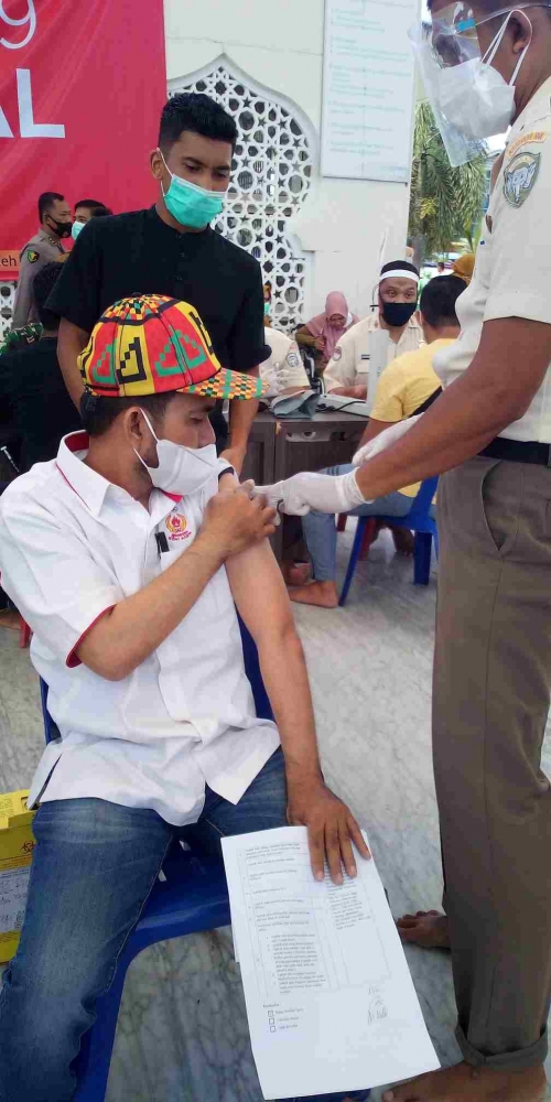 Salah Satu Peserta Vaksinasi Covid-19 di Halaman Masjid Raya Baiturrahman Banda Aceh (Doc Rachmad Yuliadi Nasir/Istimewa)