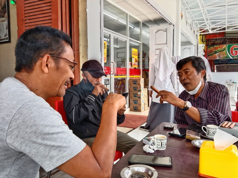 Pak guru Sri Waluyo, saat kenalkan cerutunya. Di sebuah pusat perbelanjaan di Takengon. Foto .wrb. koleksi pribadi