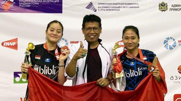 Ni Ketut Mahadewi (kanan), terdepak dari Pelatnas PBSI. Foto ini merupakan kenangan saat Ni Ketut bersama Tania, jadi juara di turnamen BWF Super 100 di Rusia/Foto: Tribunnews 