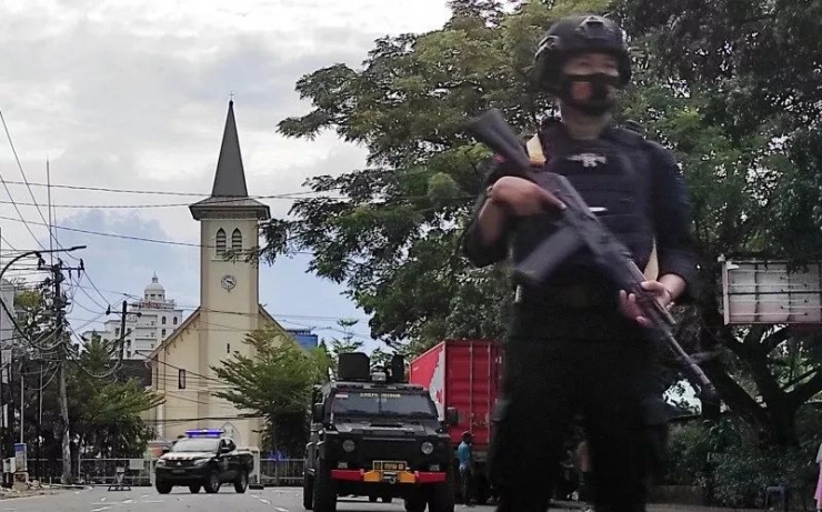 Aparat polisi berjaga di depan Katedral Makassar pasca serangan bom 28/3/2021 (Foto: Antara).