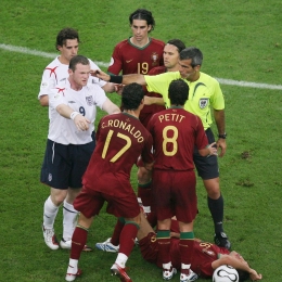 Wayne Rooney (kiri/Timnas Inggris) mendorong Cristiano Ronaldo (Portugal) dalam pertandingan Piala Dunia 2006 (Foto: Mirror).