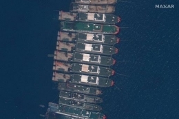 Gambar ini menunjukkan betapa rapinya kapal-kapal China diparkir di Whitsun Reef, Filipina. Kapal ikan tak mungkin serapi ini. | Sumber: Citra Satelit 2021 Maxar Technologies melalui www.npr.org