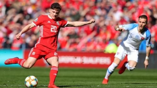 Pemain timnas Wales, Daniel James merayakan kemenangan timnya, setelah mencetak gol ke gawang Republik Ceko menit ke-81. Foto dari Bola. Okezone.com.