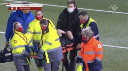 Daley Blind ditandu keluar lapangan oleh tim medis / Foto: https://twitter.com/TheEuropeanLad/status/1376986890755170304