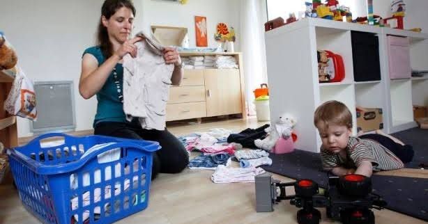 Seorang Ibu Yang Merapihkan Baju Sambil Menjaga Anak. Sumber Blog Anak Muda