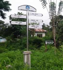 Petunjuk arah menuju beberapa situs megalitik di pertigaan Lengkeka, Kecamatan Lore Barat, Sulawesi Tengah. (@Hanom Bashari) 