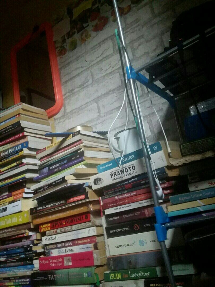 Sebagian bukuku di kamar. Dok/pri
