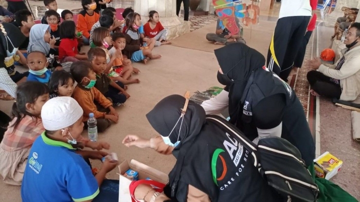 Tim ACT Cirebon membagikan susu untuk anak-anak yang ikut orang tuanya mengungsi akibat ledakan kilang minyak Balongan. (ACTNews) 