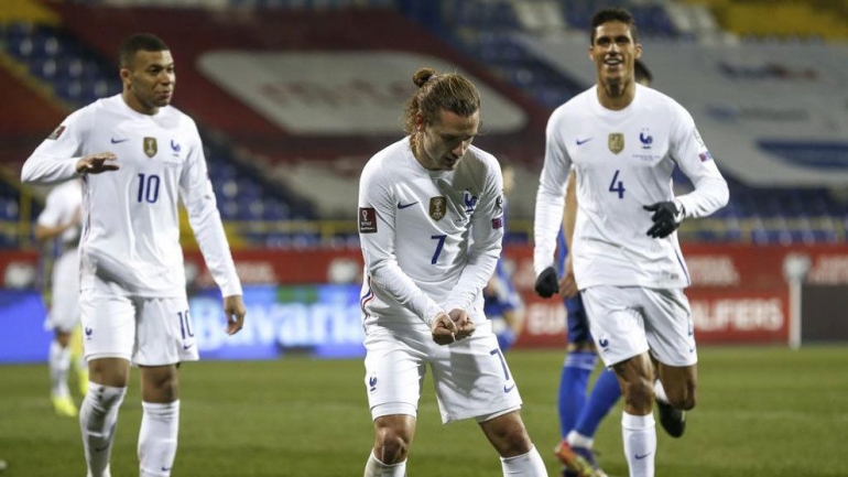 Pemain Prancis merayakan gol ke gawang Bosnia & Herzegovina. (via marca.com)
