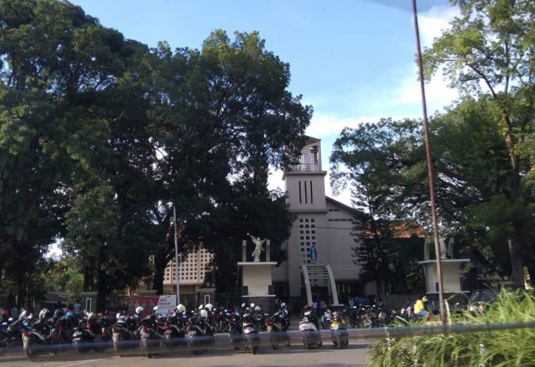 foto.dok.pribadi/Suasana di depan gereja saat perayaan kamis putih berlangsung