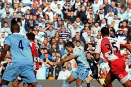 Gol dramatis Aguero ke gawang QPR di pekan terakhir musim 2011/12. Gambar: AFP/Getty Images/Alex Livesey/via Kompas.com