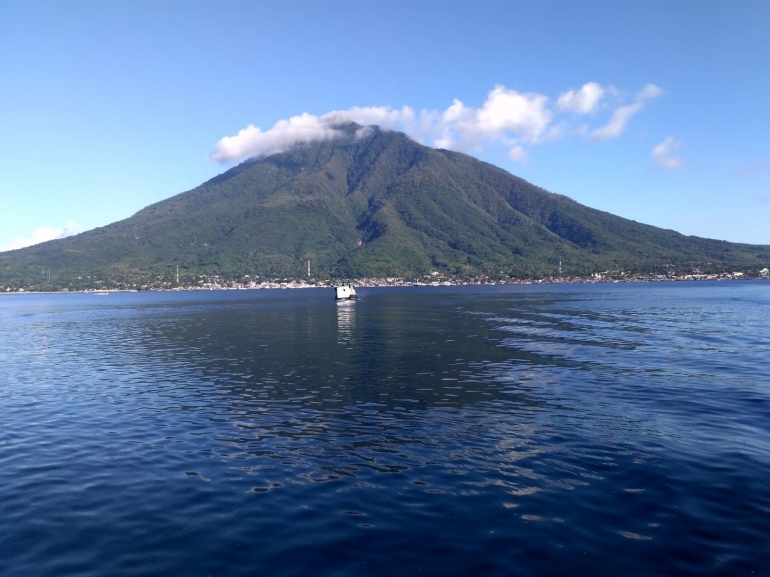 Kota Larantuka terhampar di kaki Gunung Ile Mandiri: http://www.liburku.com/