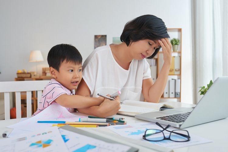 Ilustrasi Ibu rumah tangga yang sedang bekerja sekaligus mendampingi anak | Sumber: Shutterstock via KOMPAS.COM