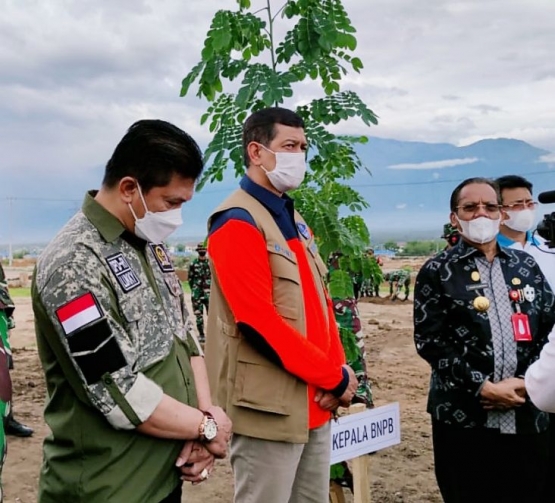 Menanam bibit pohon trembesi di lokasi huntap. Doc Eko