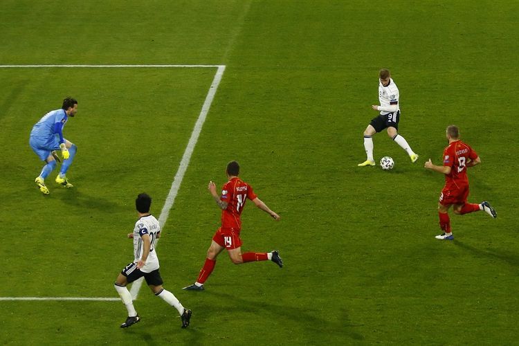 Jerman dipermalukan Makedonia Utara 2-1 dalam kualifikasi Piala Dunia 2022 Zona Eropa, Kamis dini hari (01/04) (kompas.com)