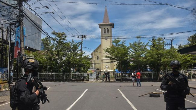 Polisi berjaga-jaga di depan Gereja Katedral Makassar usai terjadi aksi bom bunuh diri, 28 Maret 2021 (Kaisar Diolektianus)