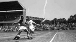 Ramang (kiri) saat tampil melawan Uni Soviet dan bermain imbang 0-0 di Olimpiade Melbourne, Australia 1956. (Foto: FIFA.com).