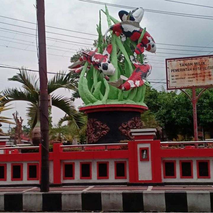 Patung Koi, Ikon kota Blitar. Foto by akun instagram @mahendra_koi
