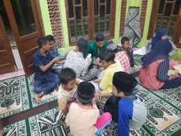 (Mengajar anak-anak mengaji di masjid setiap selesai maghrib selama magang kecuali hari ahad)