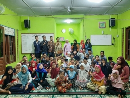 (Perpisahan dengan anak-anak mengaji masjid)