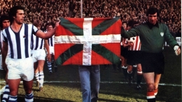 Ikurrina dibentangkan saat Derby Basque di tahun 1976 (dokumentasi klub Real Sociedad)