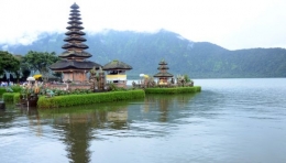 Danau Beratan, Bedugul, Tabanan (Sumber: travel.tempo.co)