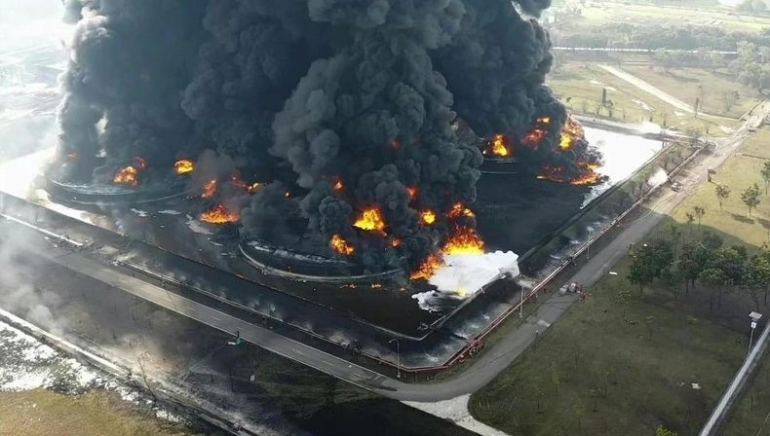 Kebakaran kilang minyak milik Pertamina di Balongan Indramayu, 29/3/2021 (vice.com/ AFP).