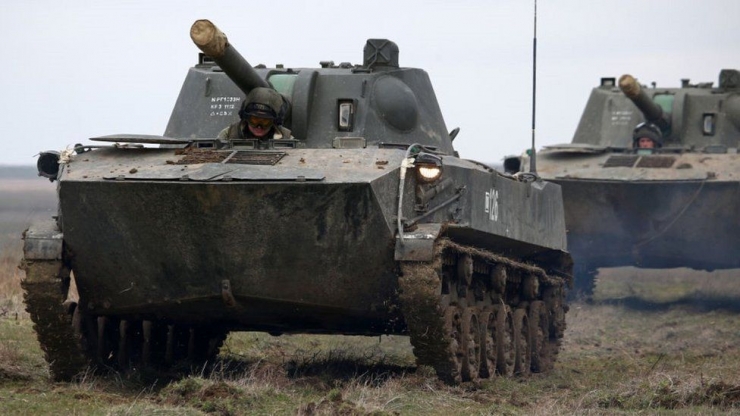 Tank-tank militer Rusia di perbatasan Kreima, sebagai peringatan kepada NATO, Jumat, 2/4/2021. Foto dari BBC.Com.