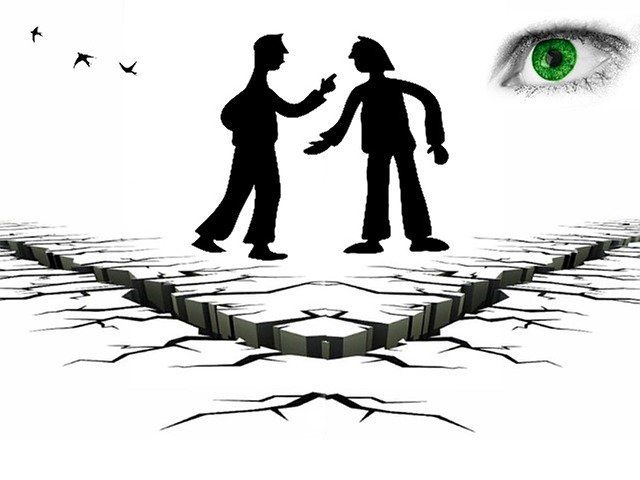 Ikustrasi saling curiga (Illustrated by pixabay.com)