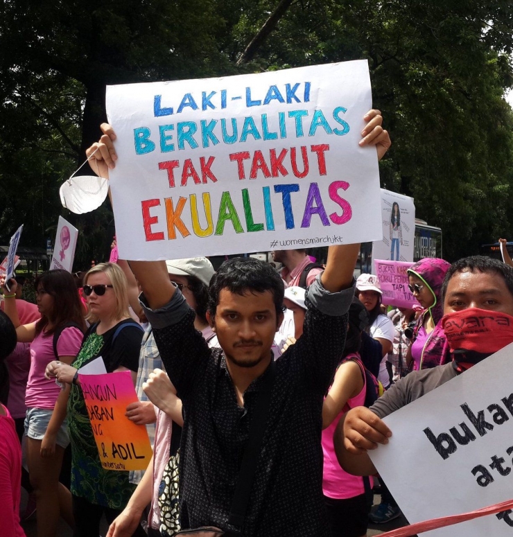 Seorang laki-laki yang ikut berdemonstrasi ketika Women's March Jakarta pada tahun 2017 | Foto diambil dari Twitter/@rappleridntimes